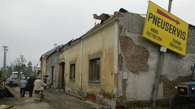 Nejvt spou zanechalo litovelsk torndo v ulici Fritenskho, kter le podl eky Moravy, jej tok torndo koprovalo.