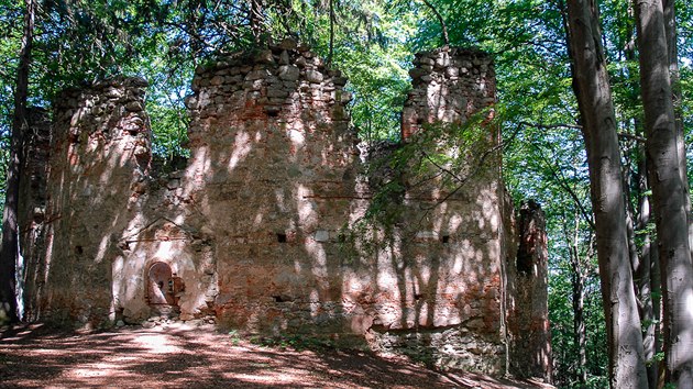 Na vrcholu Malého Blaníku - ruiny kaple sv. Máří Magdaleny z 18. století