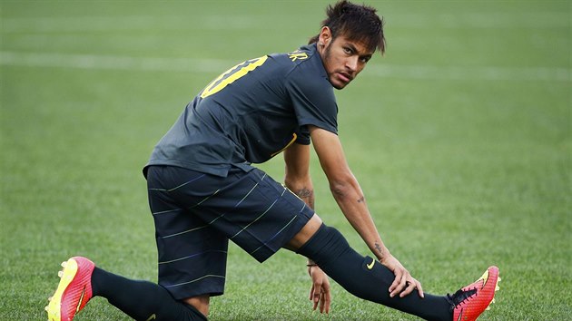 ROZCVIKA. Brazilsk tonk Neymar se protahuje na stedenm zvrenm trninku ped startem mistrovstv svta.