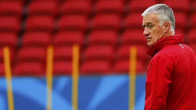 ZASE TY DRONY. Trenér francouzských fotbalist Didier Deschamps hlídá, jestli