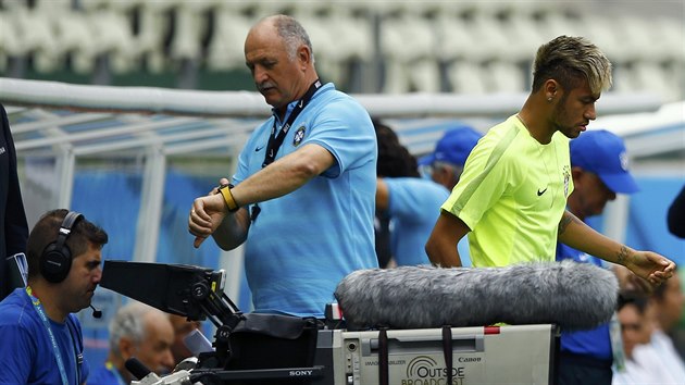 JE AS. Brazilsk trenr Luiz Felipe Scolari kontroluje hodinky na pondlnm trninku.