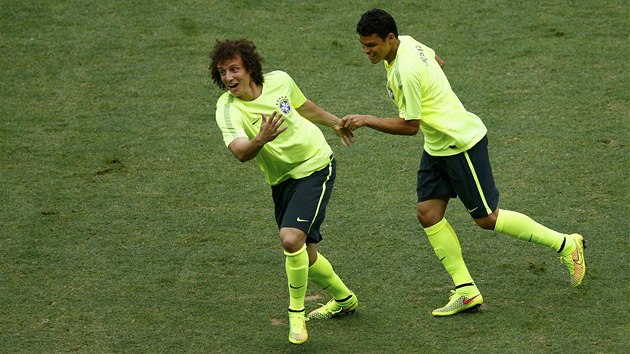 POKEJ. Thiago Silva dr za ruku spoluhre z brazilsk reprezentace Davida Luize. Oba se pipravuj na tern duel proti Mexiku. 