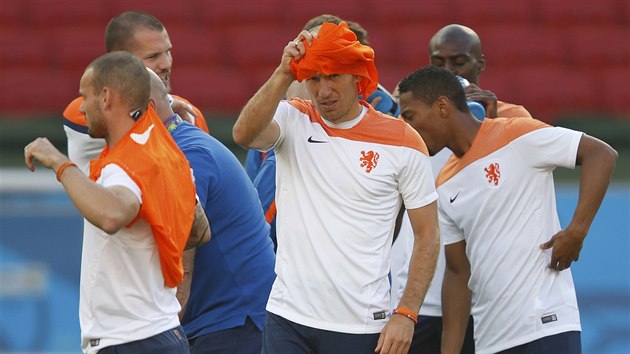FUKA. Arjen Robben si utr runkem elo po trninku Nizozemc ped zpasem proti Austrlii.
