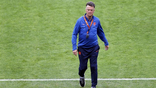 PANTTA. Nizozemsk kou Louis van Gaal pochoduje po trvnku v trninkovm stedisku svho tmu na svtovm ampiontu.