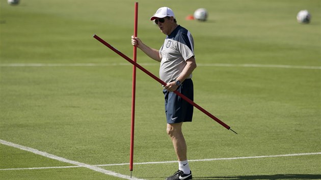 SLALOM. Anglick trenr Roy Hodgson organizuje trnink ped dleitm zpasem proti Urugayi.