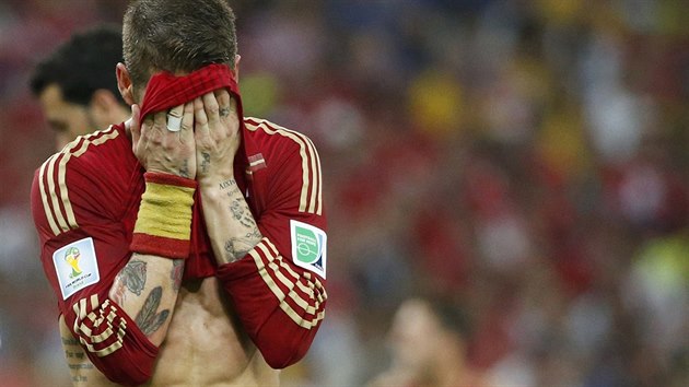 SMUTEK. Španělský obránce Sergio Ramos schovává zklamaný obličej do dresu.