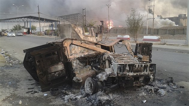 Ohořelá auta v iráckém Mosulu, kterého se zmocnili radikální islamisté (Irák, 10. června 2014).
