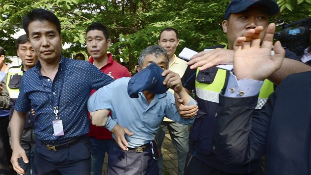 Jihokorejt policist prohledvali nboenskou komunitu ve mst Ansong (Jin Korea, 11. ervna 2014).