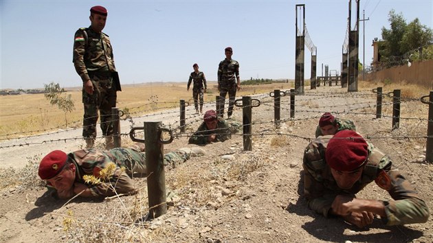 Výcvik pešmergů v hlavním městě autonomního Kurdistánu Irbílu (Irák, 17. června 2014)