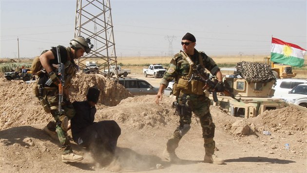 Pešmergové zadrželi na okraji Kirkúku muže, kterého podezřívají z příslušnosti k ISIL (Irák, 16. června 2014).