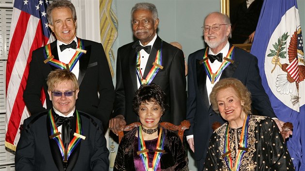 Ruby Dee mezi ocennmi Kennedyho centrem. V roce 2004 to byli Elton John a pvkyn Joan Sutherlandov (dole) nebo (nahoe zleva) filmai Warren Beatty a Ossie Davis a skladatel a dirigent John Williams.