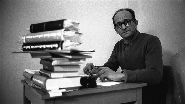 Jedním z hledaných a nakonec dopadených a odsouzených nacistů byl i Adolf Eichmann (na snímku v izraelském vězení v dubnu 1961).