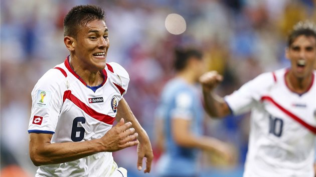 OUTSIDER OTOČIL SKÓRE! Kostarický obránce Duarte slaví gól proti Uruguayi.