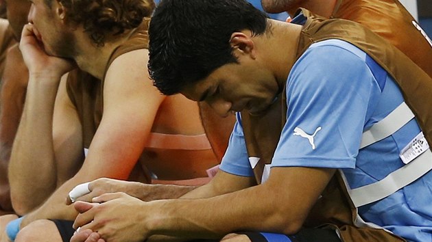 NEMOHL POMOCI. Hvězda uruguayské reprezentace Luis Suárez ještě nebyl fit.
