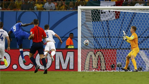 ROZHODUJC GL. Italsk tonk Mario Balotelli (9) hlavikuje do brny abglickho glmana Joea Harta.