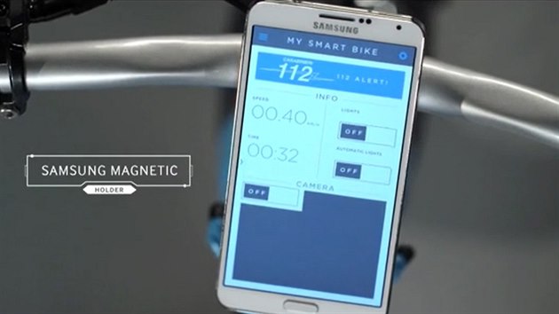Mobiln telefon s aplikac pro chytr kolo ukazuje napklad rychlost, poet ujetch kilometr, um zobrazit navigaci a ovldat funkce jako laserov pruhy nebo svtlo.