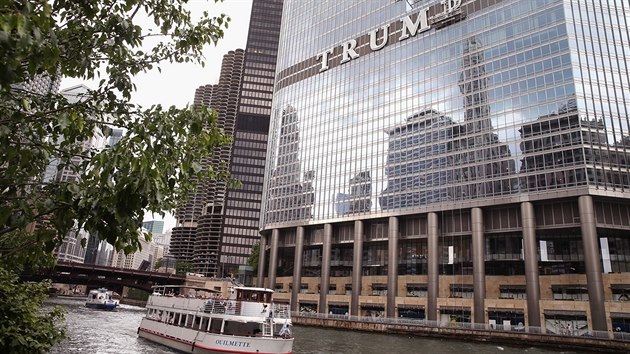 Miliard Donald Trump si na svj mrakodrap nechal umstit ob npis TRUMP.