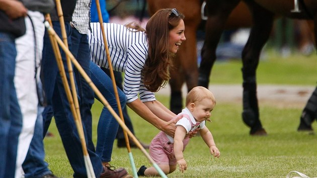 Princ George je velký neposeda a Kate měla problém ho uhlídat (Cirencester, 15. června 2014).