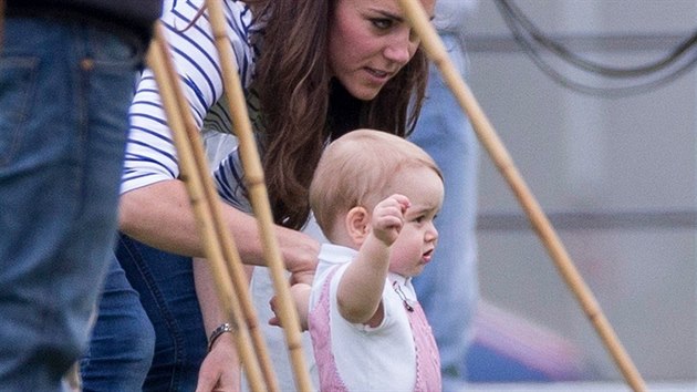Princ George už chodí. S maminkou Kate se přijeli podívat, jak hraje pólo jeho tatínek princ William (Cirencester, 15. června 2014).