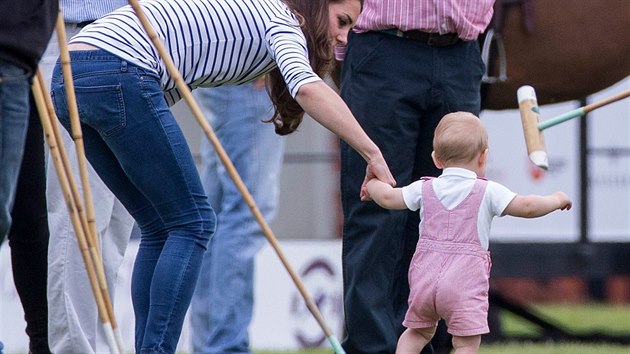 Kate a princ George (Cirencester, 15. června 2014)