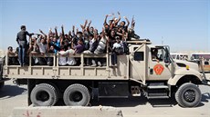 Do irácké armády se hlásí stovky dobrovolník  (17. ervna 2014)