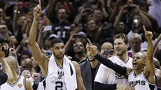 KRÁLOVÉ JSME MY.  Tony Parker, Tim Duncan, Matt Bonner a Patty Mills slaví...