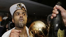 TOHLE SI VYCHUTNÁM. Tony Parker ze San Antonia po závreném vítzství nad...