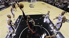 LeBron James sice tuhle akci mezi obranou San Antonia zakonil. Titul vak po...