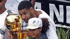 Z trofeje pro vítze basketbalové NBA se tí Tim Duncan a jeho dcera Sidney.