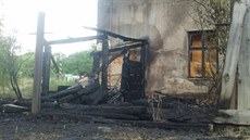 Zbytky k�lny, která sho�ela u dra�ního domku v Hostivici. V objektu policisté...