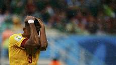 Kamerunský úto�ník Samuel Eto´o se dr�í za hlavu poté, co v zápase s Mexikem...