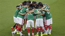 Soustředíme se. Mexičtí fotbalisté před zápasem s Kamerunem