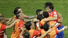 Chilan Jorge Valdivia (vpravo) oslavuje svůj gól na MS v utkání proti Austrálii