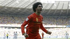 Belgičan Marouane Fellaini se raduje z vyrovnávacího gólu proti Alžírsku