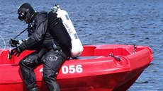Policejní potápi hledají v Brnnské pehrad utopený invalidní vozík (15....