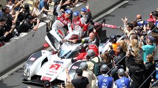 Andre Lotterer, Benoit Treluyer a Marcel Fassler z týmu Audi oslavují triumf v...