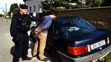 Policisté v Praze zadr�eli recidivistu, který vykradl d�m v Senohrabech (14....
