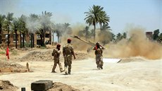 Písluníci iráckých bezpenostních sloek pálí na povstalce z ad ISIL (14....