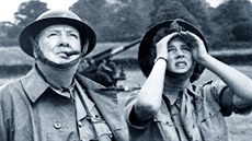 Winston Churchill s dcerou Mary sledují nmecký bombový útok na jihu Anglie....