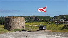 Vr�ek n�meckého bunkru s vlajkou Jersey