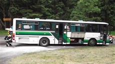 Za Jáchymovem zaal hoet autobus, ve kterém jely dti na kolu v pírod.