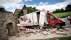 Dodávka poboila historickou bránu v Nahoanech na Náchodsku. (16. 6. 2014)