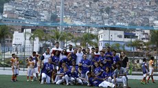 Angličtí fotbalisté pózují ve sportovním komplexu v chudinské čtvrti Rocinha na...