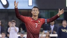 Cristiano Ronaldo v pípravném utkání proti Irsku poté, co z pímého kopu...