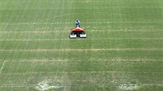 Správce hřiště na stadionu v Manausu upravuje trávník před úvodním zápasem...