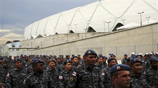 Policisté ped stadionem v Manausu.