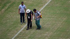 Správci hřiště v Manausu připravují trávník nad zápas Angličanů s Italy....