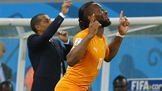 DÍKY, BOHU Didier Drogba vbíhá na hit v prbhu utkání s Japonskem. Po jeho...