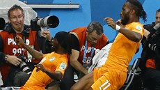 Didier Drogba (vpravo) stíhá stelce gólu Gervinha pi oslavách obratu v utkání...