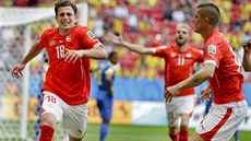 výcarský záloník Admir Mehmedi (vlevo) slaví gól, kterým na MS proti Ekvádoru...